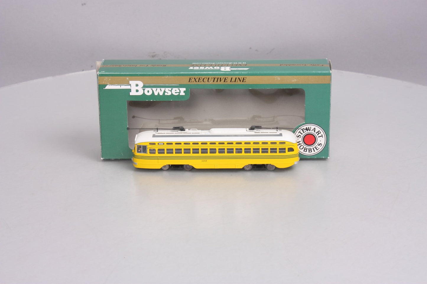 Bowser 12557 HO Scale PCC Streetcar Cincinatti #1057
