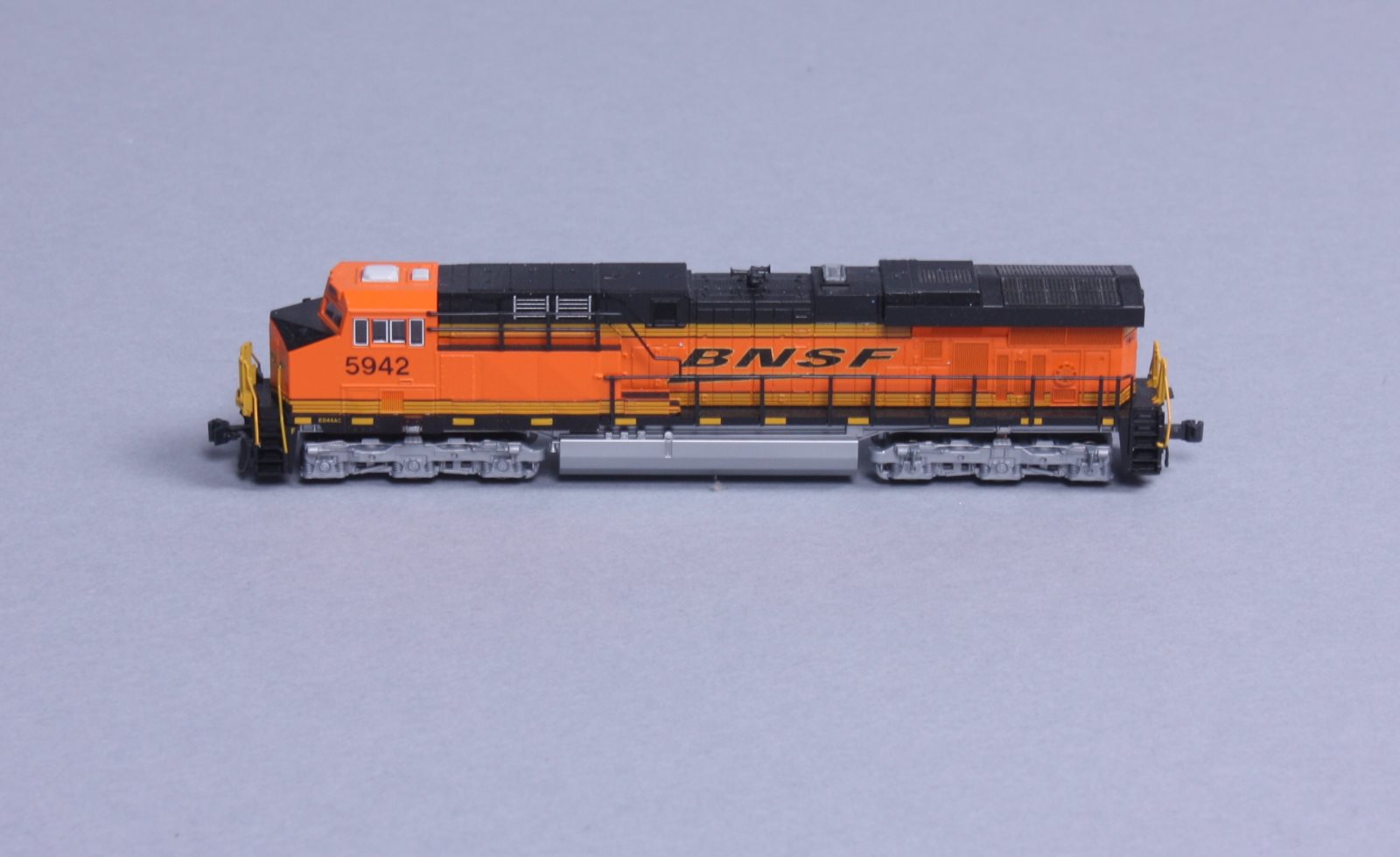 Kato 176-8906 N BNSF GE ES44AC 'GEVO' Diesel Loco #5942
