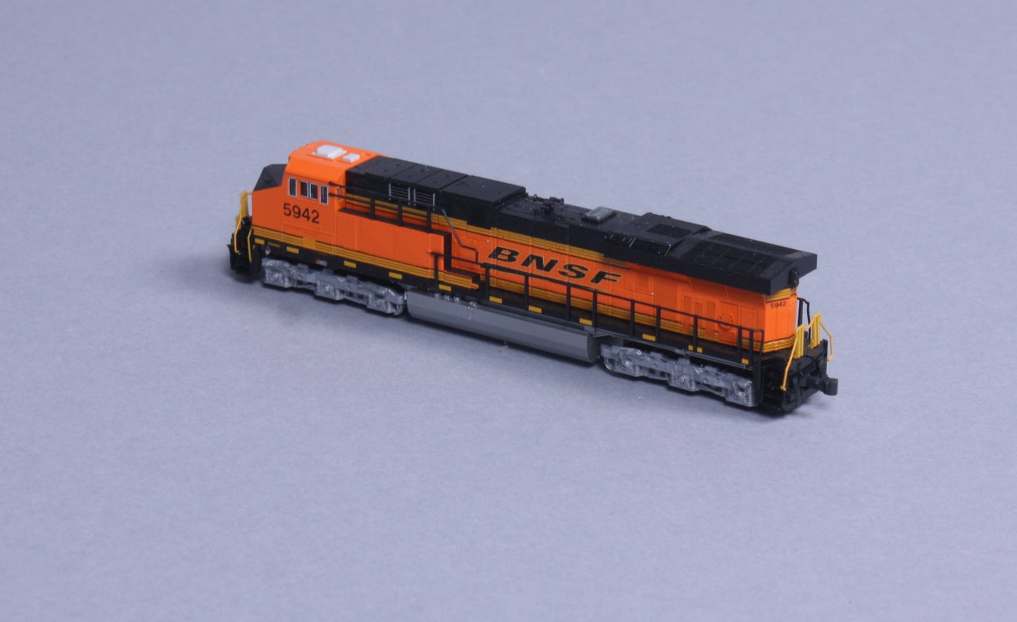 Kato 176-8906 N BNSF GE ES44AC 'GEVO' Diesel Loco #5942/Swoosh