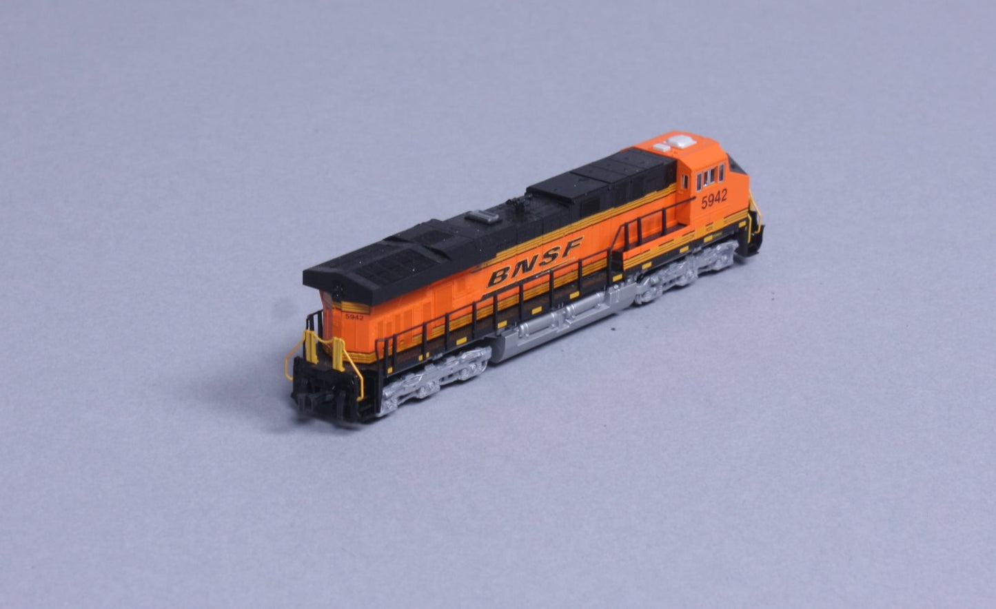 Kato 176-8906 N BNSF GE ES44AC 'GEVO' Diesel Loco #5942/Swoosh