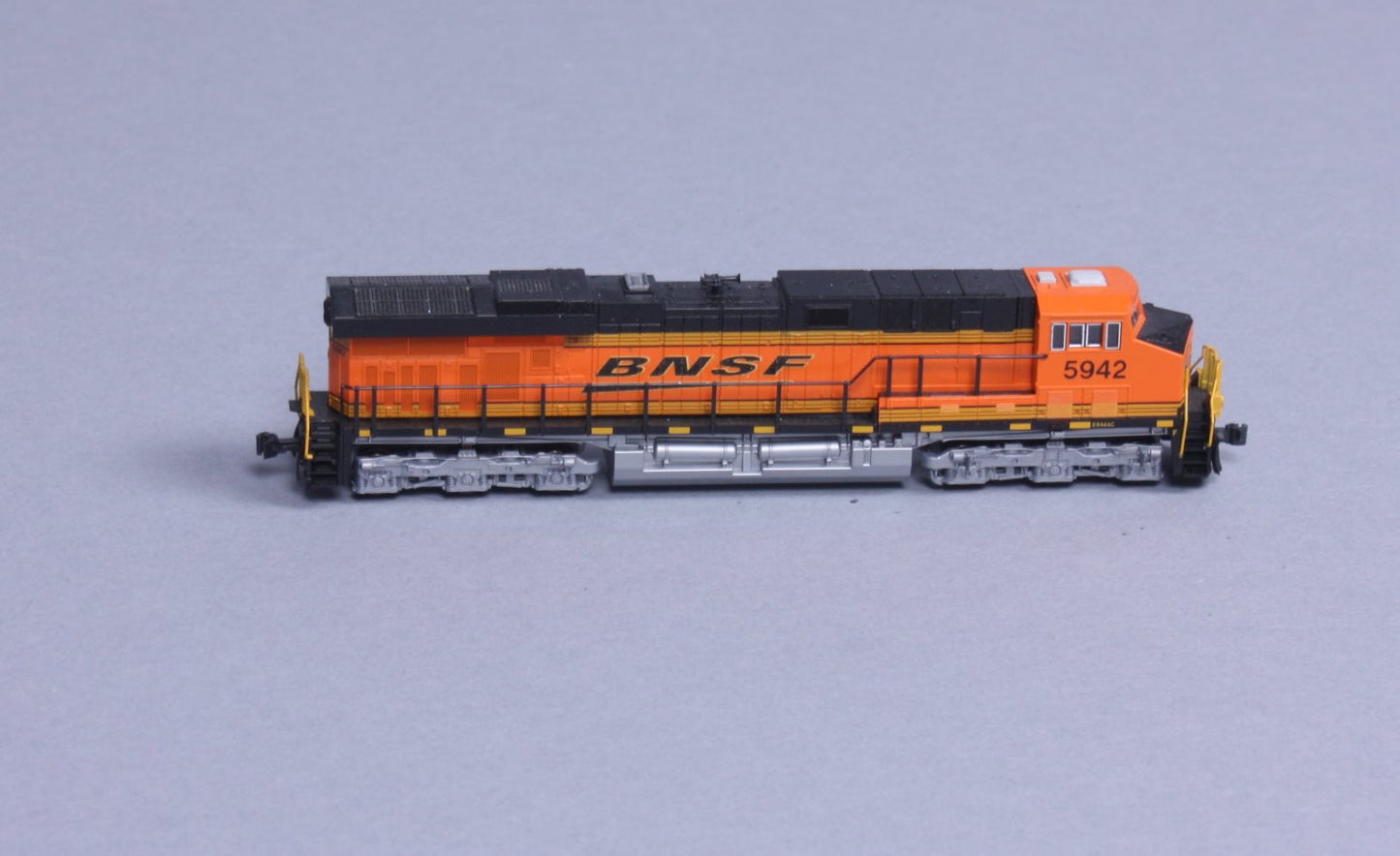 Kato 176-8906 N BNSF GE ES44AC 'GEVO' Diesel Loco #5942/Swoosh