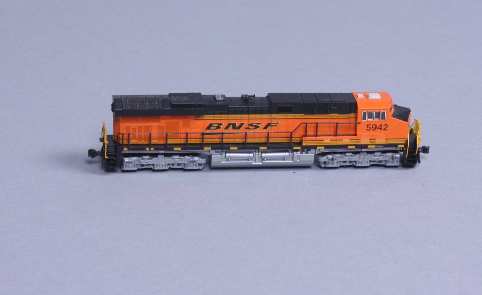 Kato 176-8906 N BNSF GE ES44AC 'GEVO' Diesel Loco #5942/Swoosh