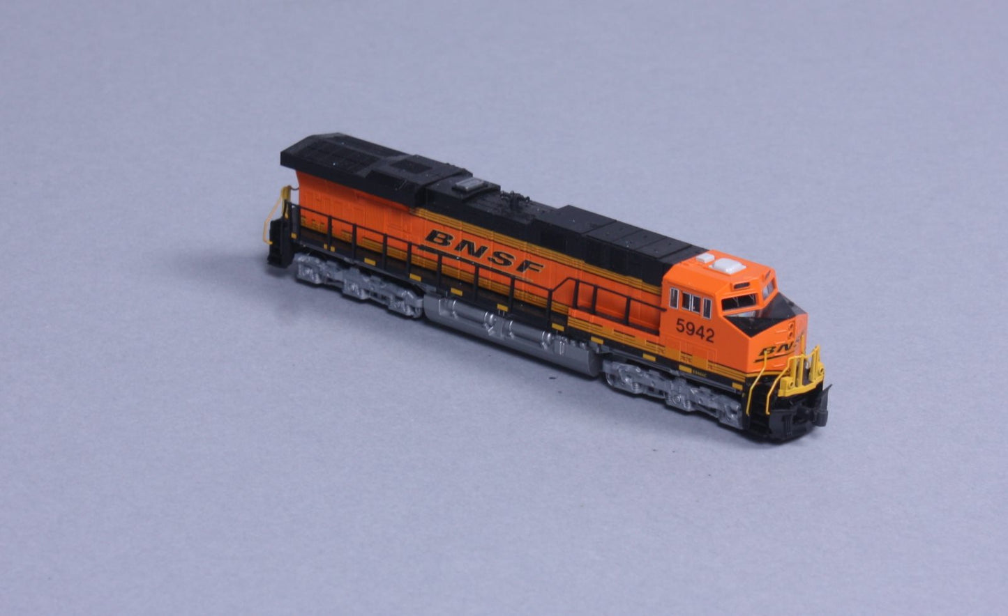 Kato 176-8906 N BNSF GE ES44AC 'GEVO' Diesel Loco #5942/Swoosh