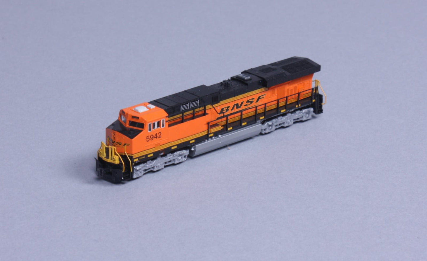 Kato 176-8906 N BNSF GE ES44AC 'GEVO' Diesel Loco #5942/Swoosh