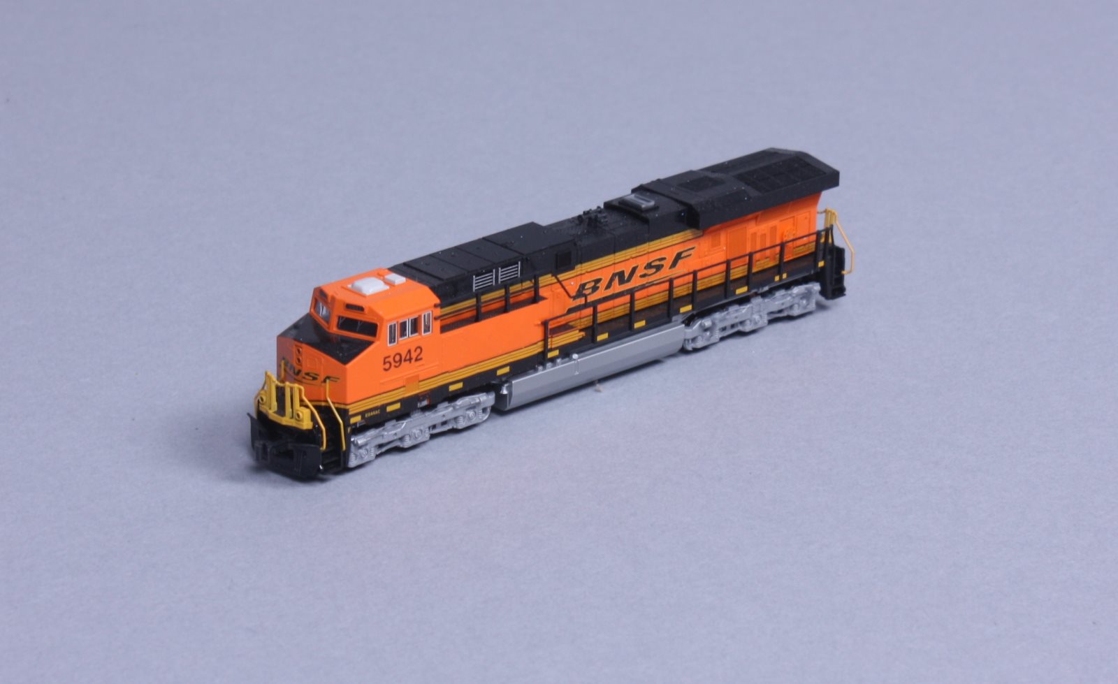 Kato 176-8906 N BNSF GE ES44AC 'GEVO' Diesel Loco #5942/Swoosh