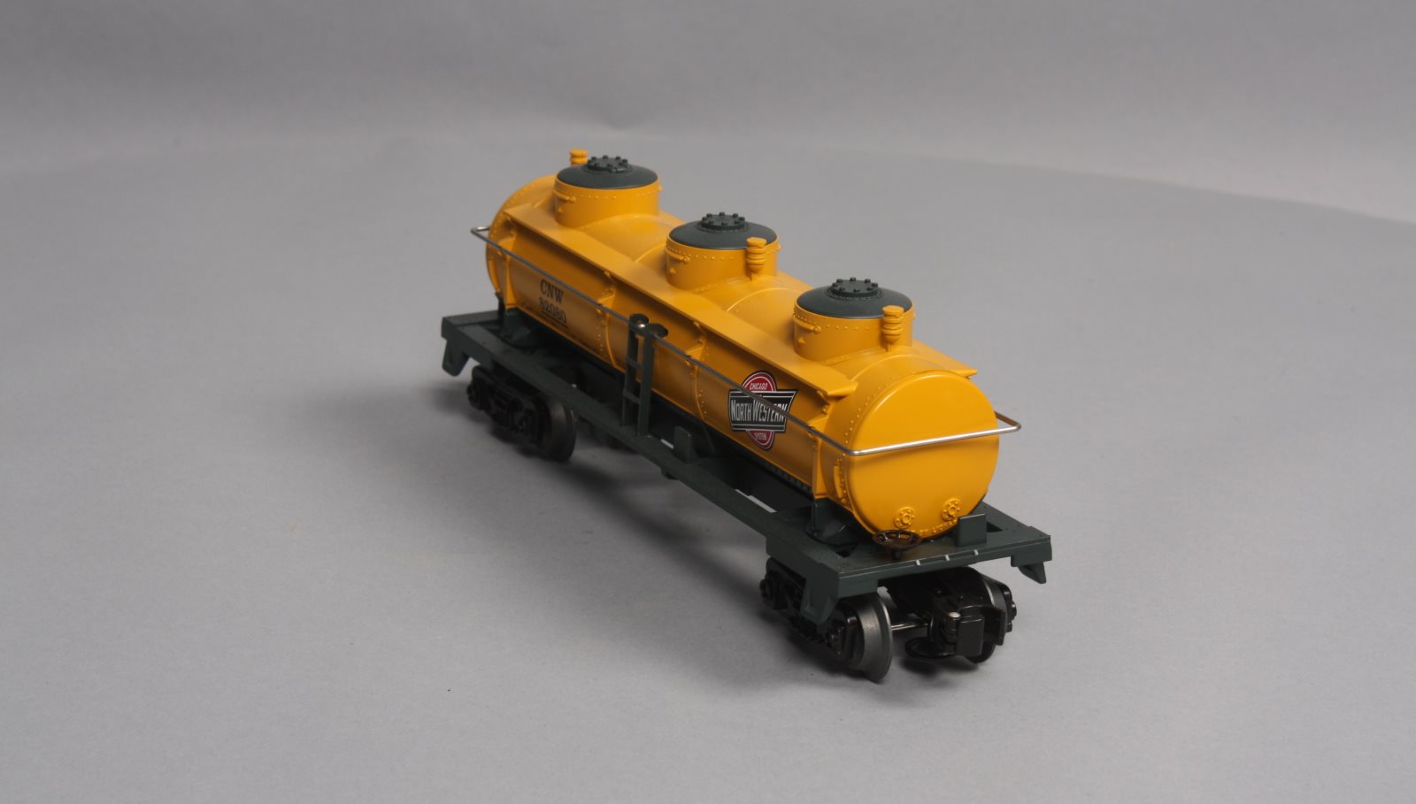 Lionel 6-82080 O Chicago and North Western 3-Dome Tank Car LN/Box