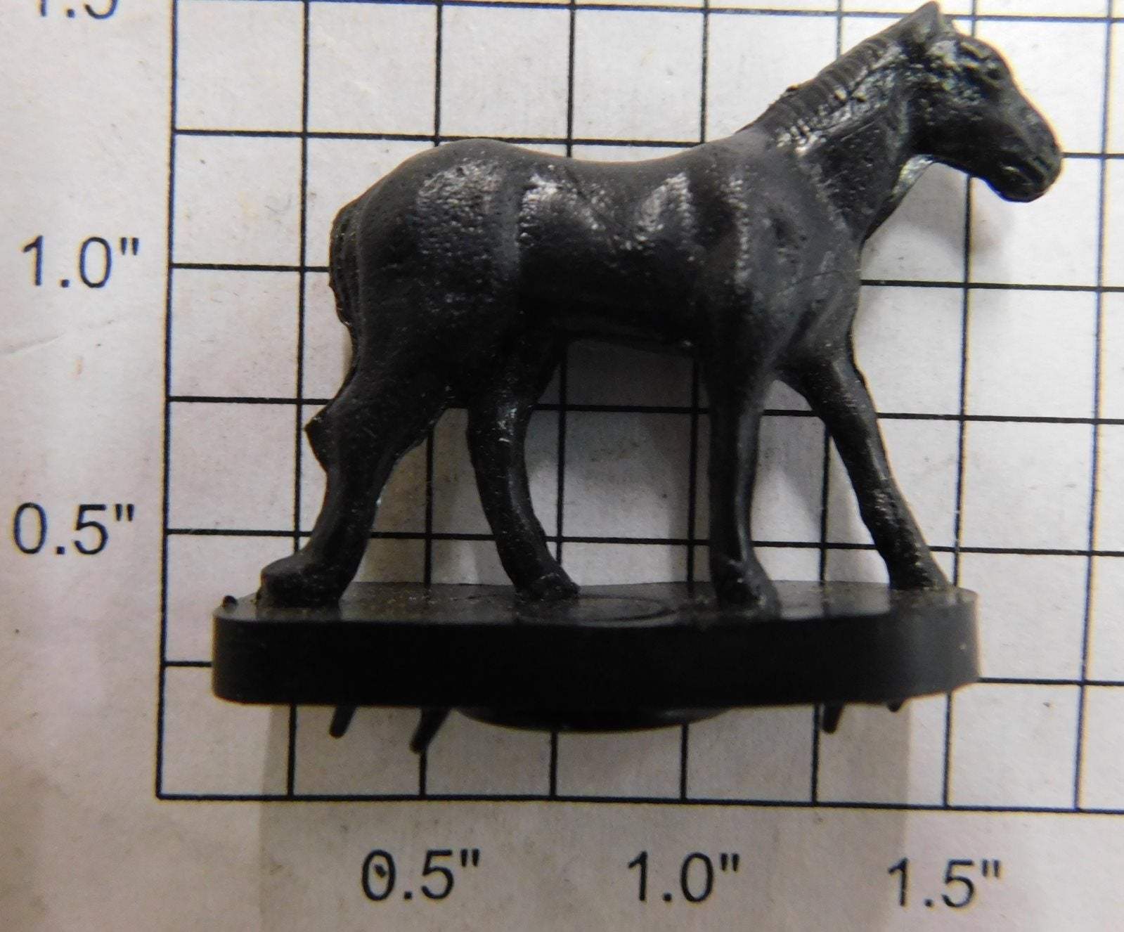 Lionel 9895-41X Black Horse Figure with Metal Disc