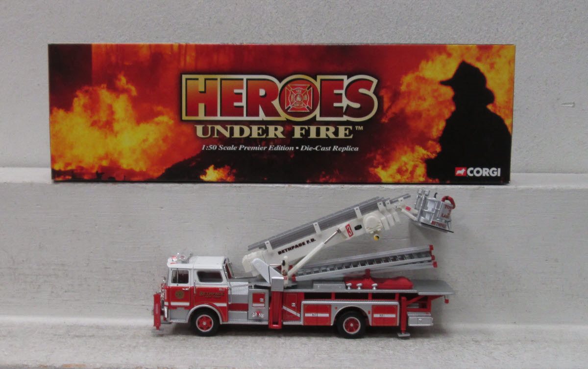 Corgi US53804 1:50 Mack CF Tower Fire Engine Bethpage New York LN/Box
