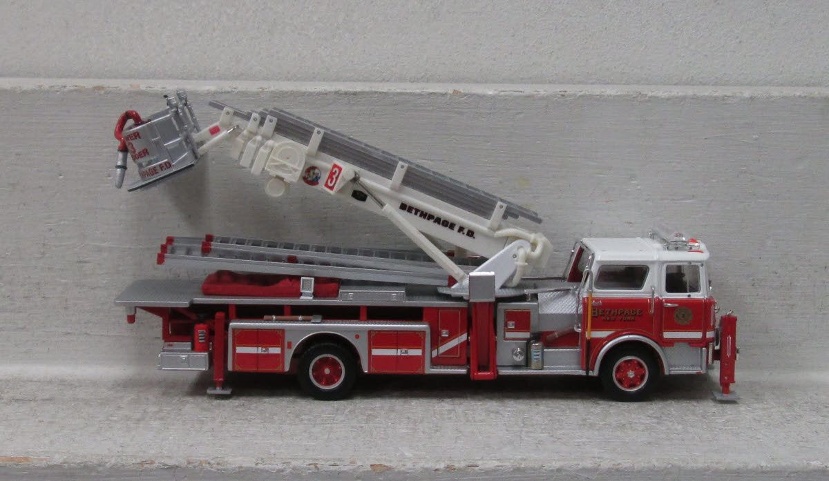 Corgi US53804 1:50 Mack CF Tower Fire Engine Bethpage New York LN/Box
