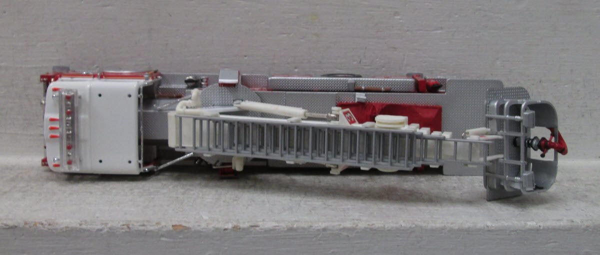 Corgi US53804 1:50 Mack CF Tower Fire Engine Bethpage New York LN/Box