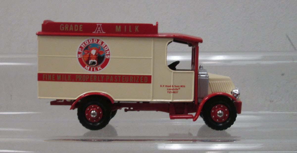 Corgi US50602 1:50 H.P. Hood & Soons Milk Mack AC Delivery Truck