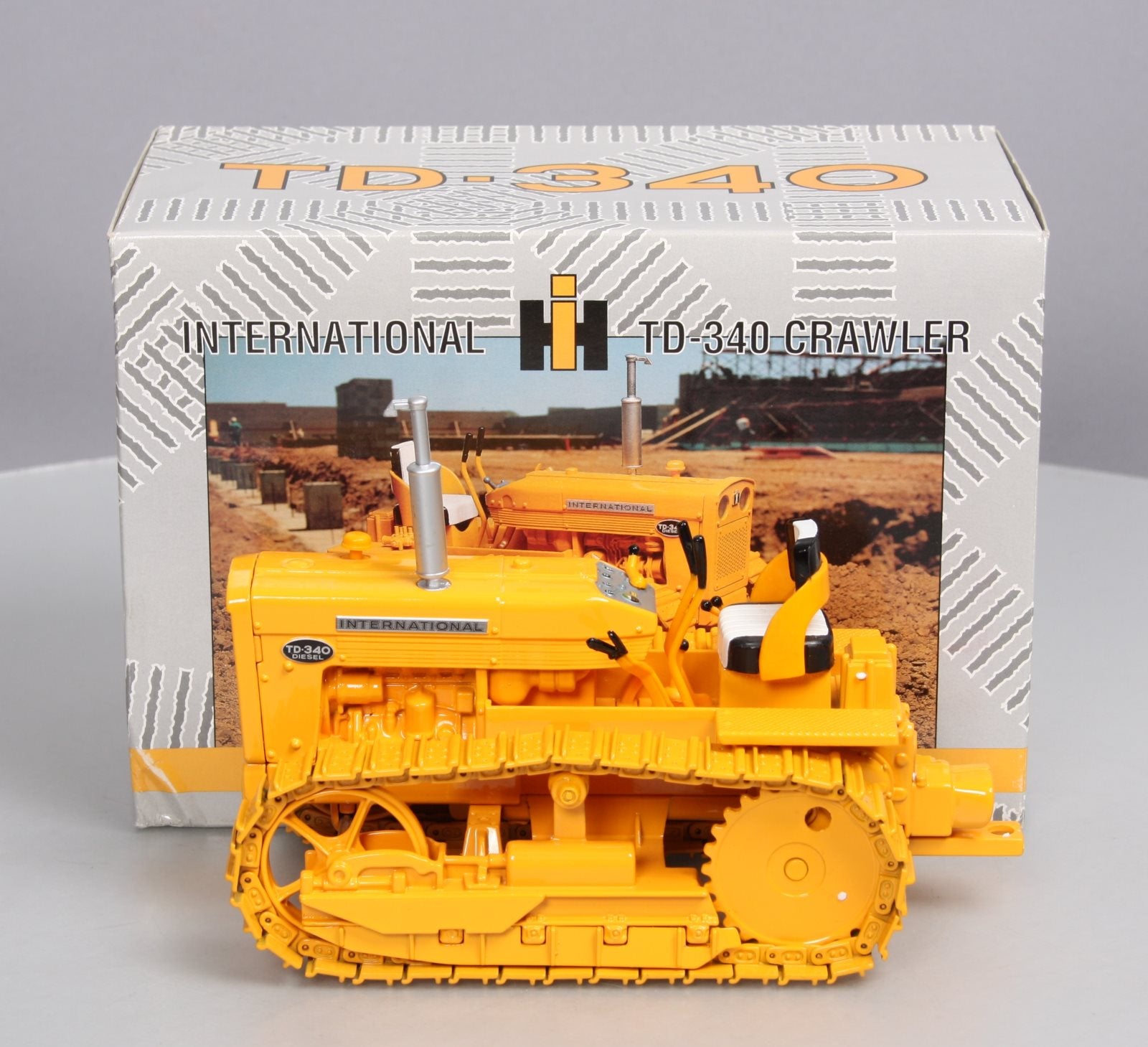 Ertl 4592 1:16 Scale Die-Cast NTTCS International TD-340 Crawler MT/Box