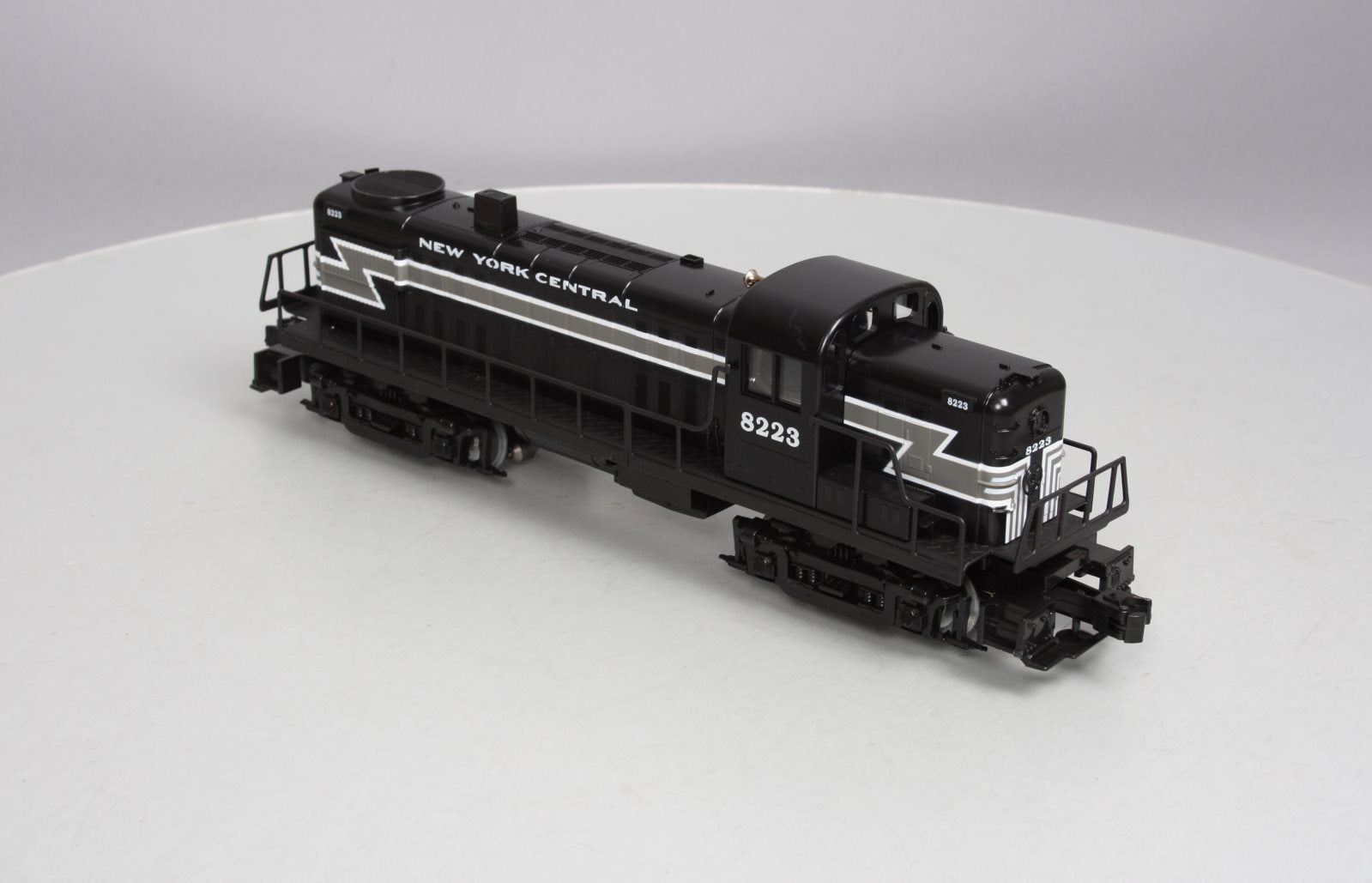 Lionel 6-18835 O New York Central Alco RS-3 Diesel Locomotive #8223 EX/Box