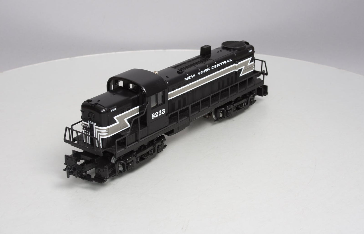 Lionel 6-18835 O New York Central Alco RS-3 Diesel Locomotive #8223 EX/Box