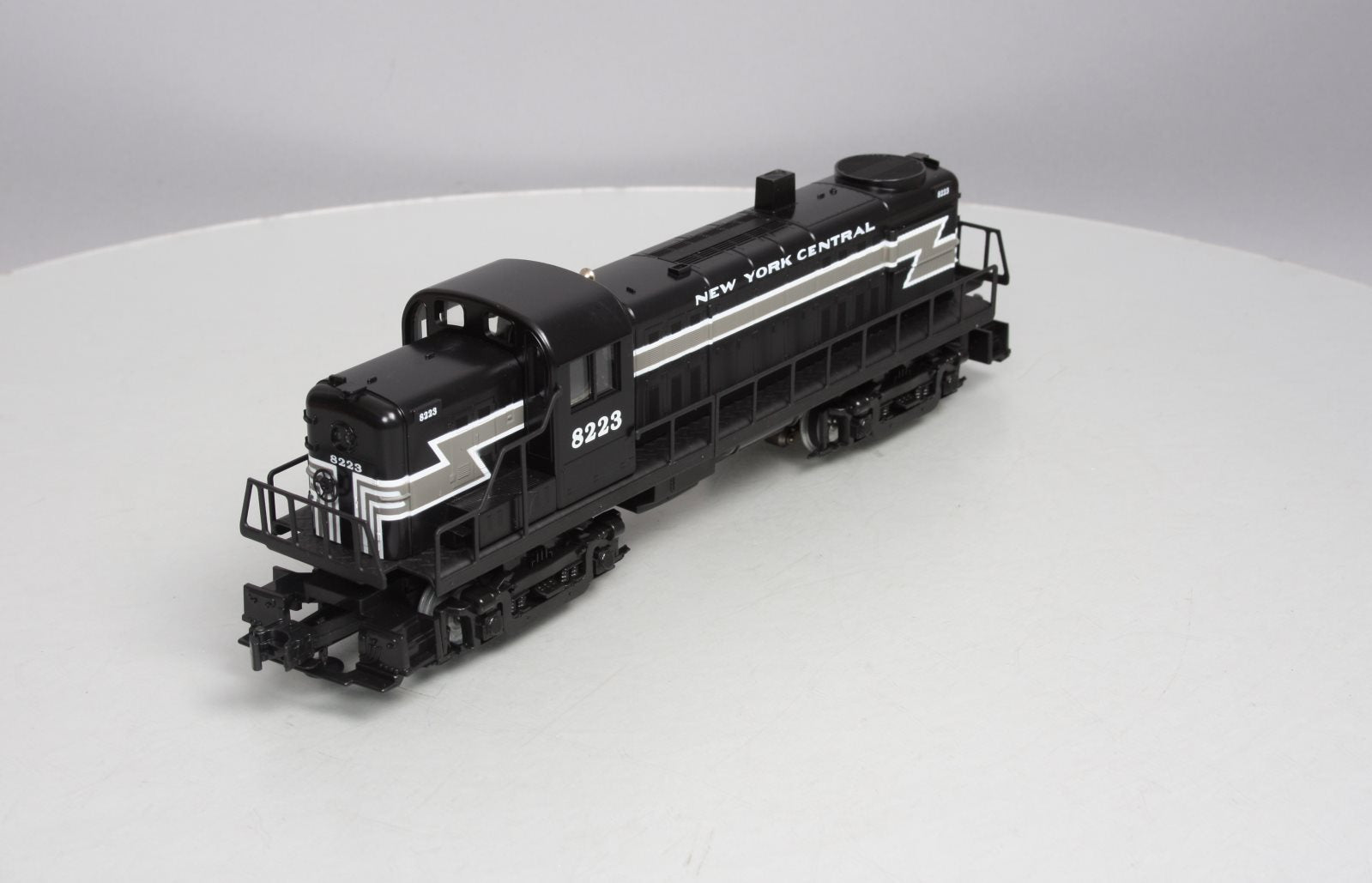 Lionel 6-18835 O New York Central Alco RS-3 Diesel Locomotive #8223 EX/Box