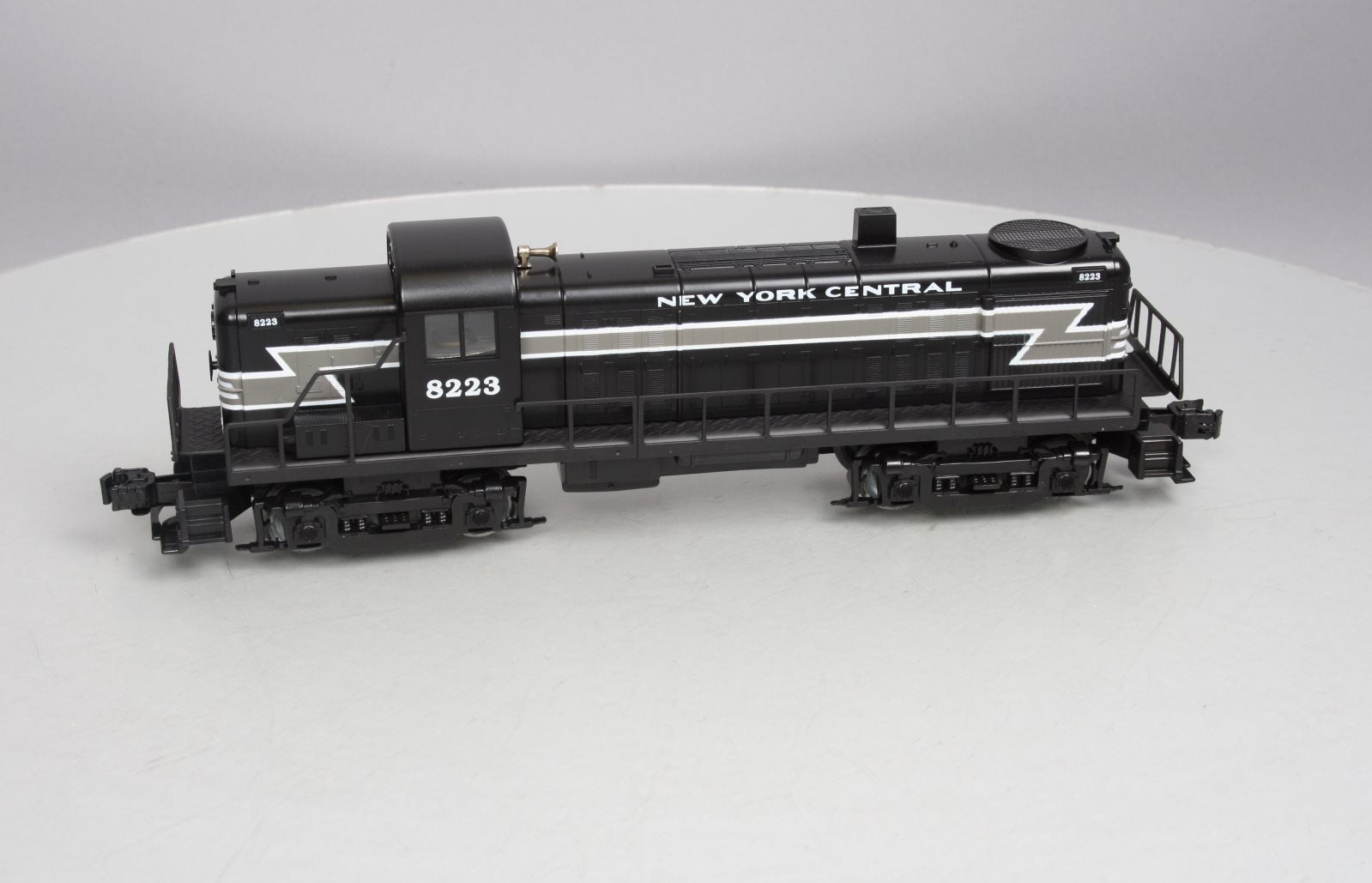 Lionel 6-18835 O New York Central Alco RS-3 Diesel Locomotive #8223 EX/Box