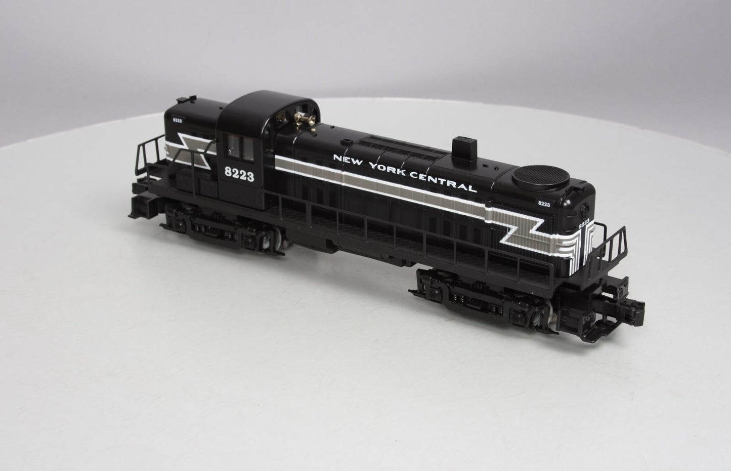 Lionel 6-18835 O New York Central Alco RS-3 Diesel Locomotive #8223 EX/Box