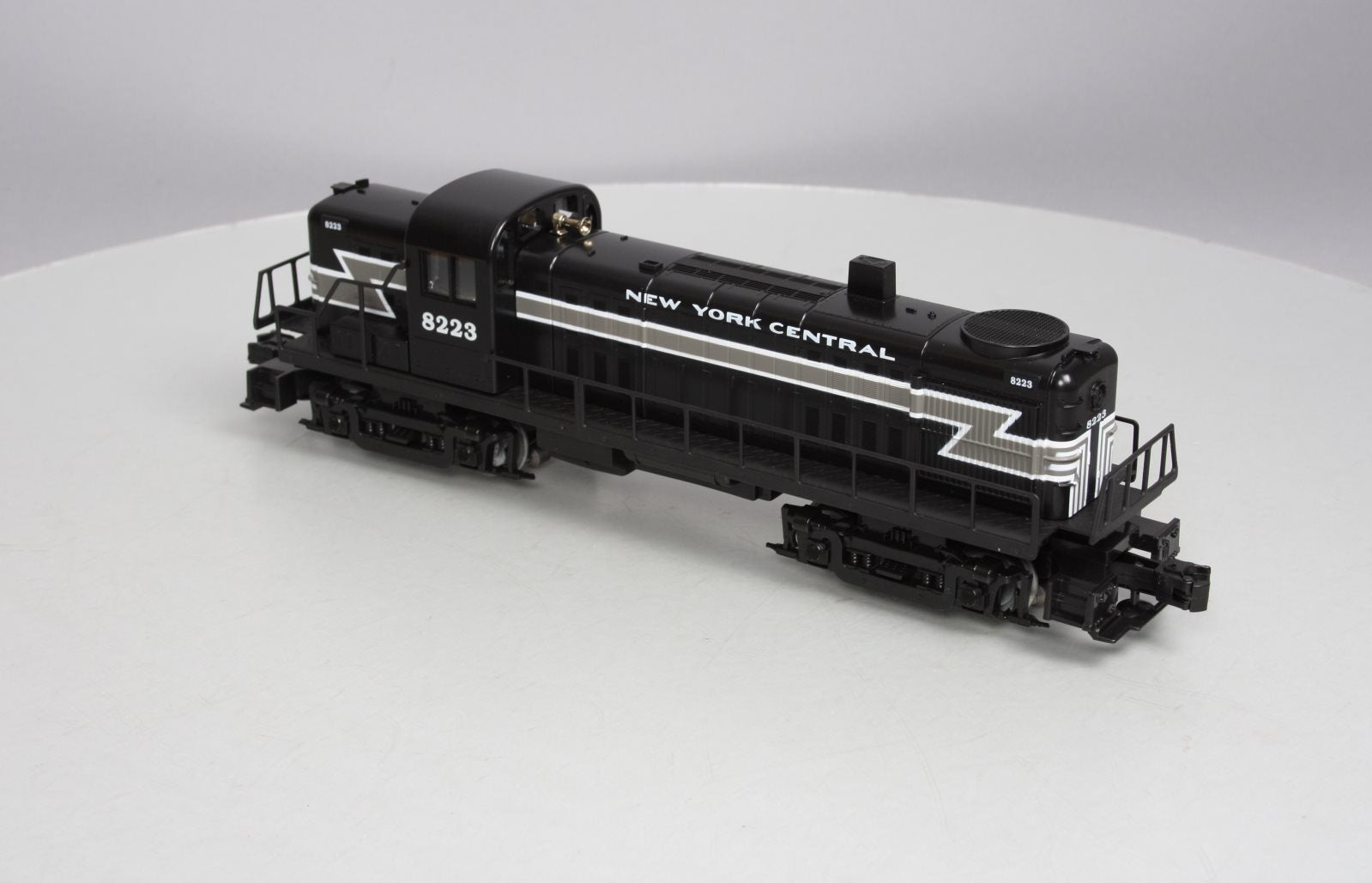 Lionel 6-18835 O New York Central Alco RS-3 Diesel Locomotive #8223 EX/Box