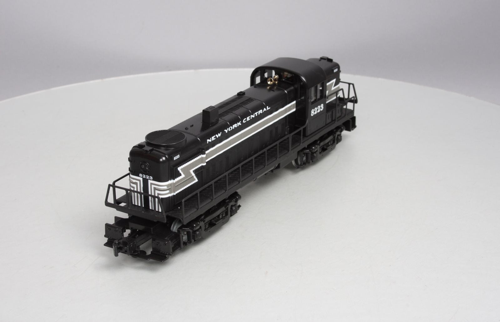Lionel 6-18835 O New York Central Alco RS-3 Diesel Locomotive #8223 EX/Box