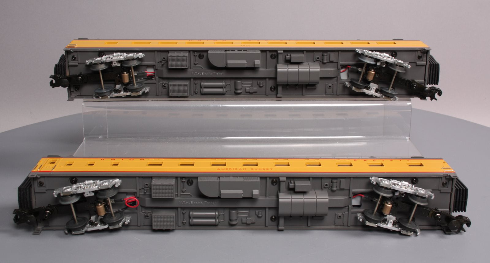 MTH 20-6698 O UP 70' Streamlined Sleeper/Diner Passenger Car Set (Set of 2) LN/Box