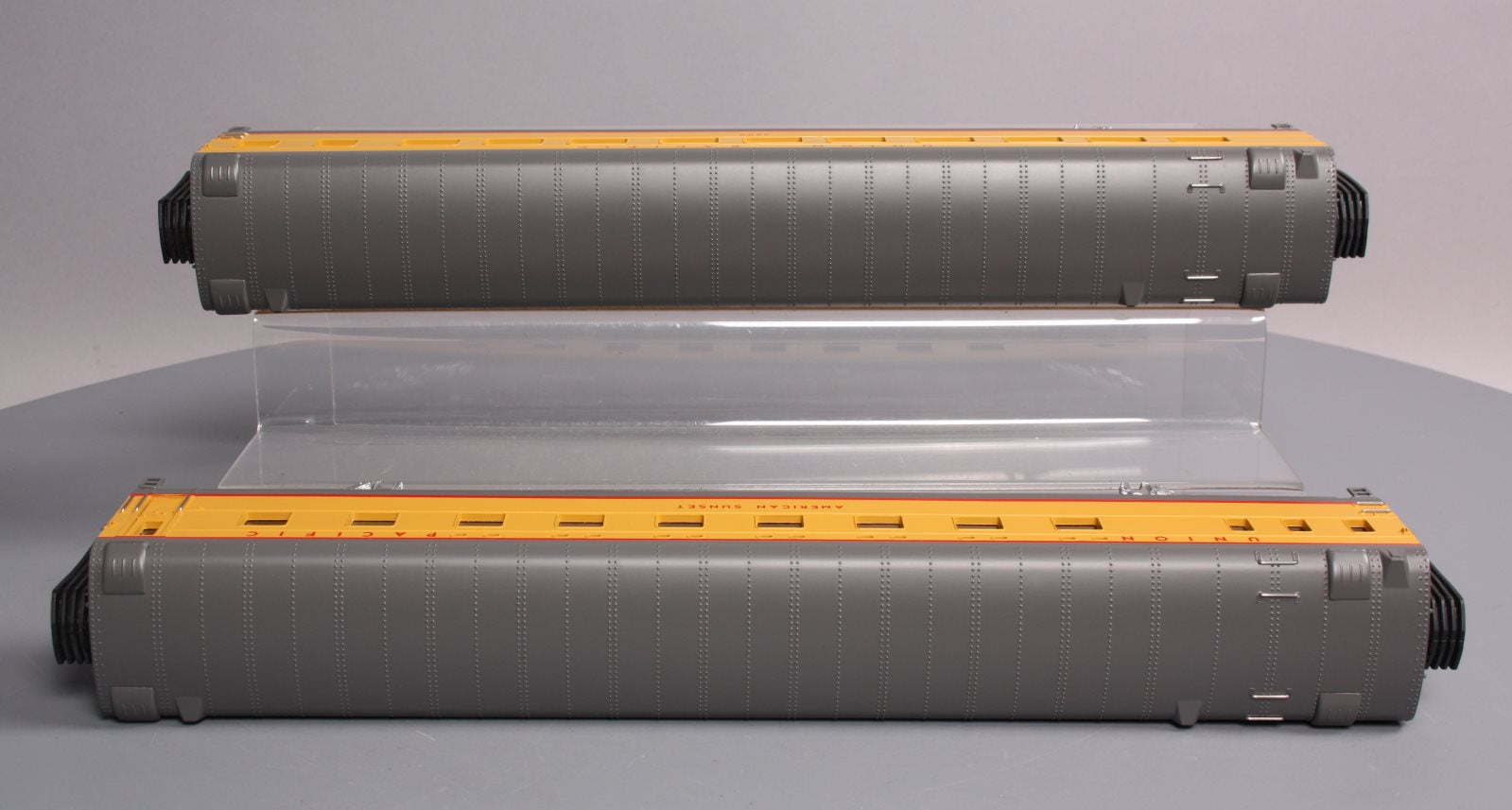 MTH 20-6698 O UP 70' Streamlined Sleeper/Diner Passenger Car Set (Set of 2) LN/Box