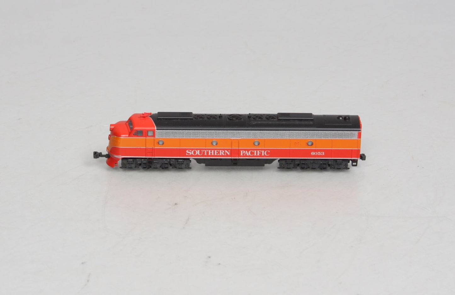 Kato 176-282 N Scale Southern Pacific Daylight E8/9A Diesel Locomotive #6053 LN/Box