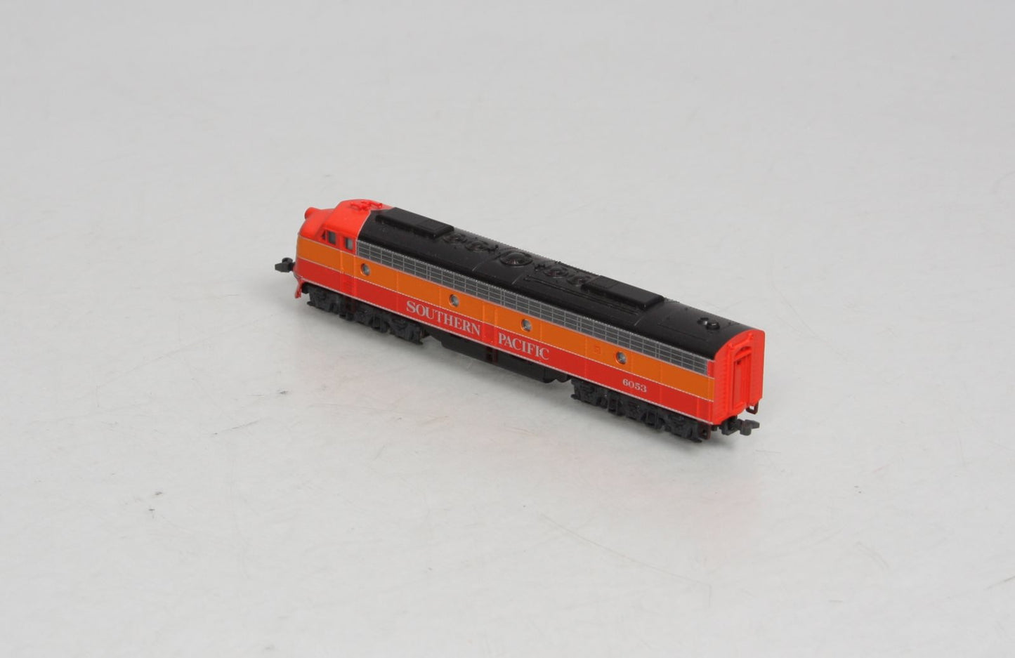 Kato 176-282 N Scale Southern Pacific Daylight E8/9A Diesel Locomotive #6053 LN/Box