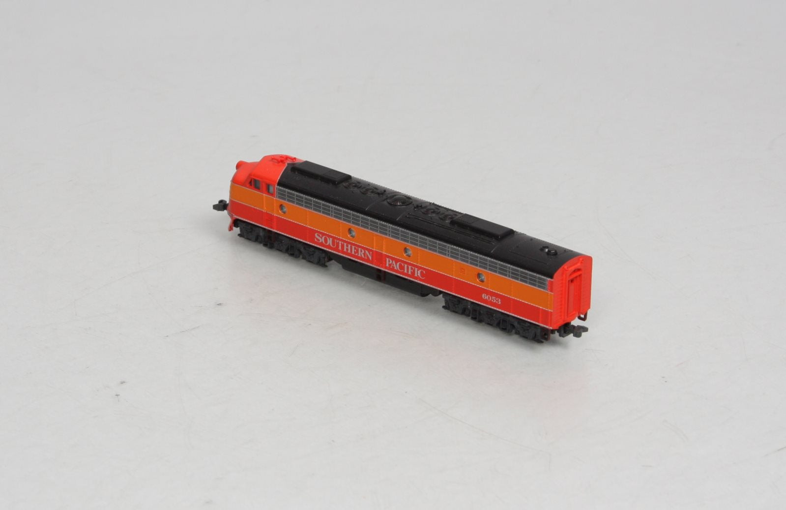 Kato 176-282 N Scale Southern Pacific Daylight E8/9A Diesel Locomotive #6053 LN/Box