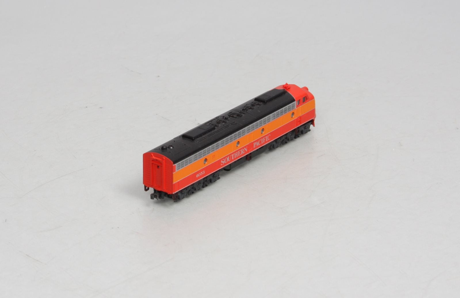 Kato 176-282 N Scale Southern Pacific Daylight E8/9A Diesel Locomotive #6053 LN/Box