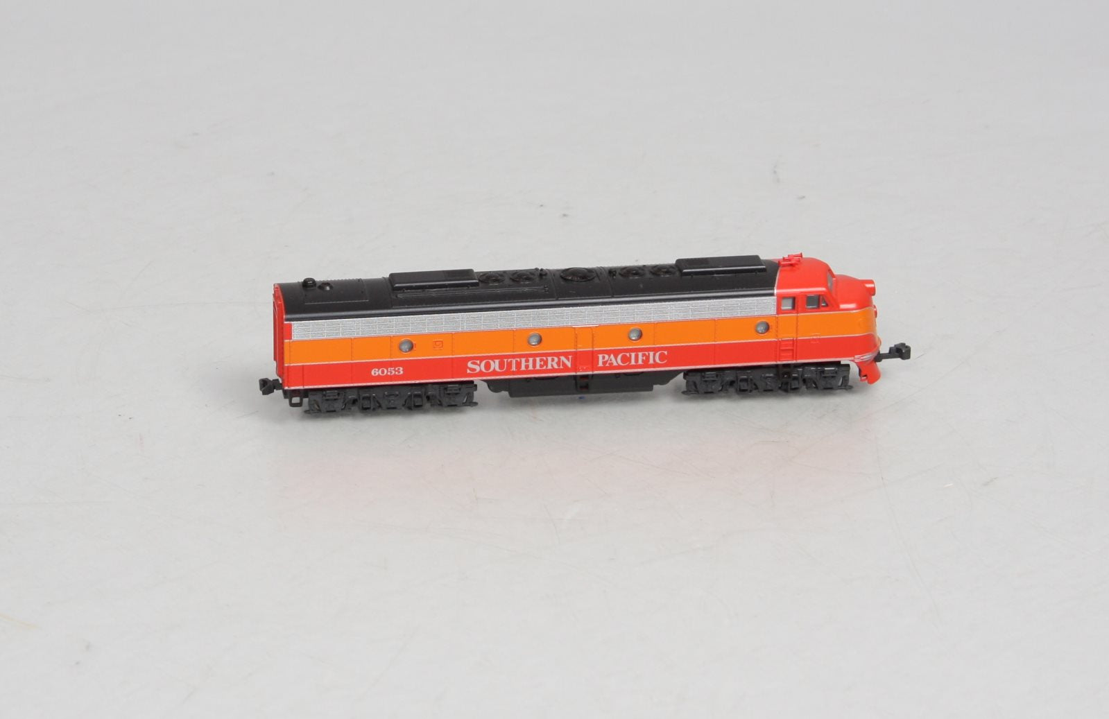 Kato 176-282 N Scale Southern Pacific Daylight E8/9A Diesel Locomotive #6053 LN/Box