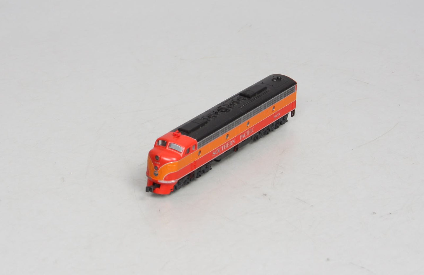 Kato 176-282 N Scale Southern Pacific Daylight E8/9A Diesel Locomotive #6053 LN/Box