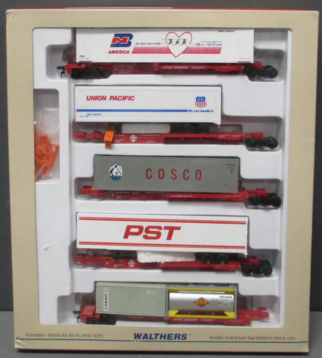 Walthers 932-13933 HO Santa Fe Ready To Run All-Purpose Spine Cars W/Containers