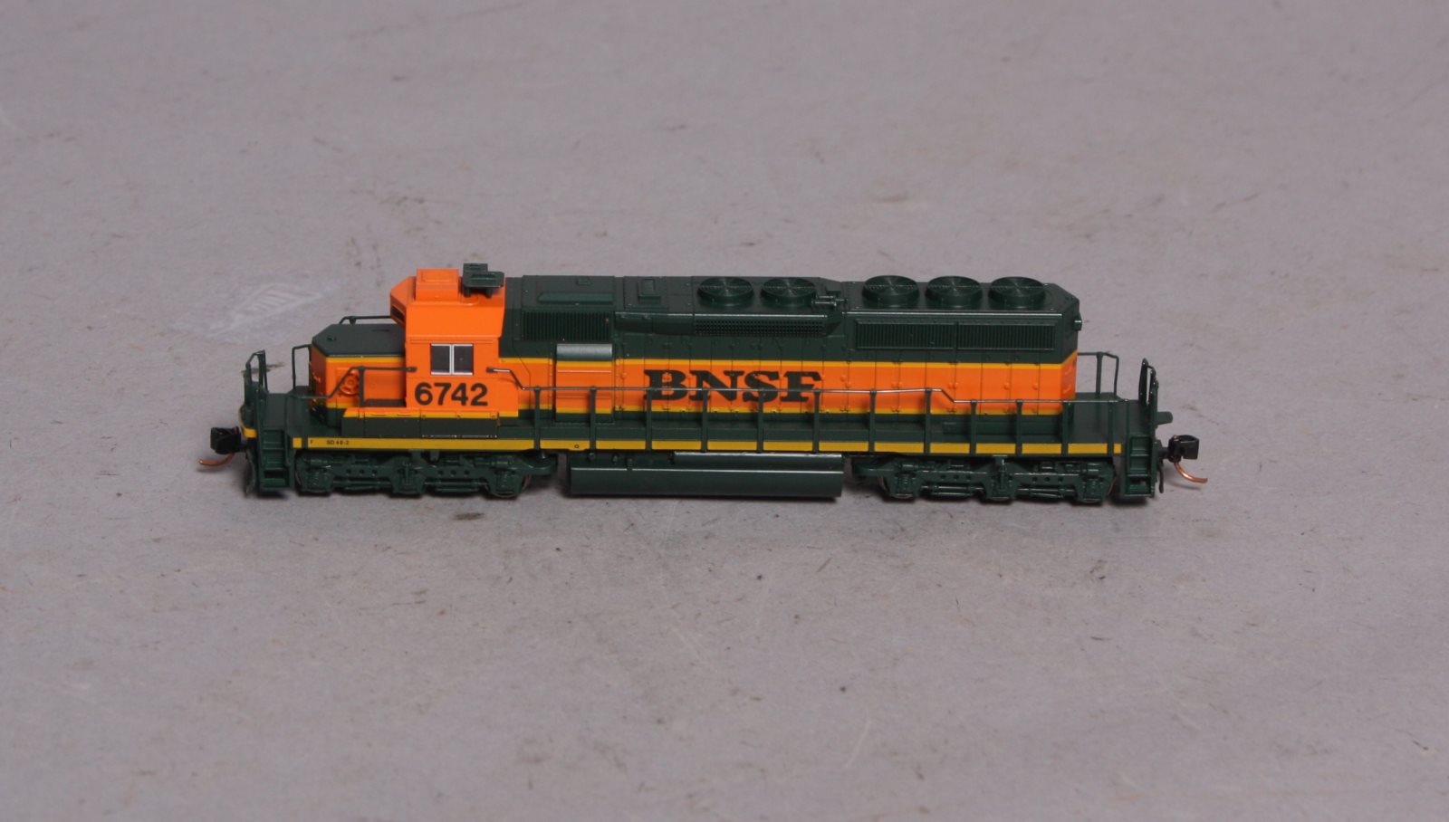 Kato 176-8203 N BNSF SD40-2 Diesel Locomotive #6742 – Trainz