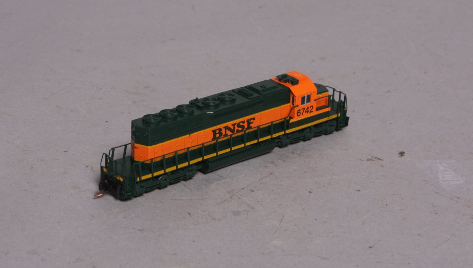 Kato 176-8203 N BNSF SD40-2 Diesel Locomotive #6742 – Trainz