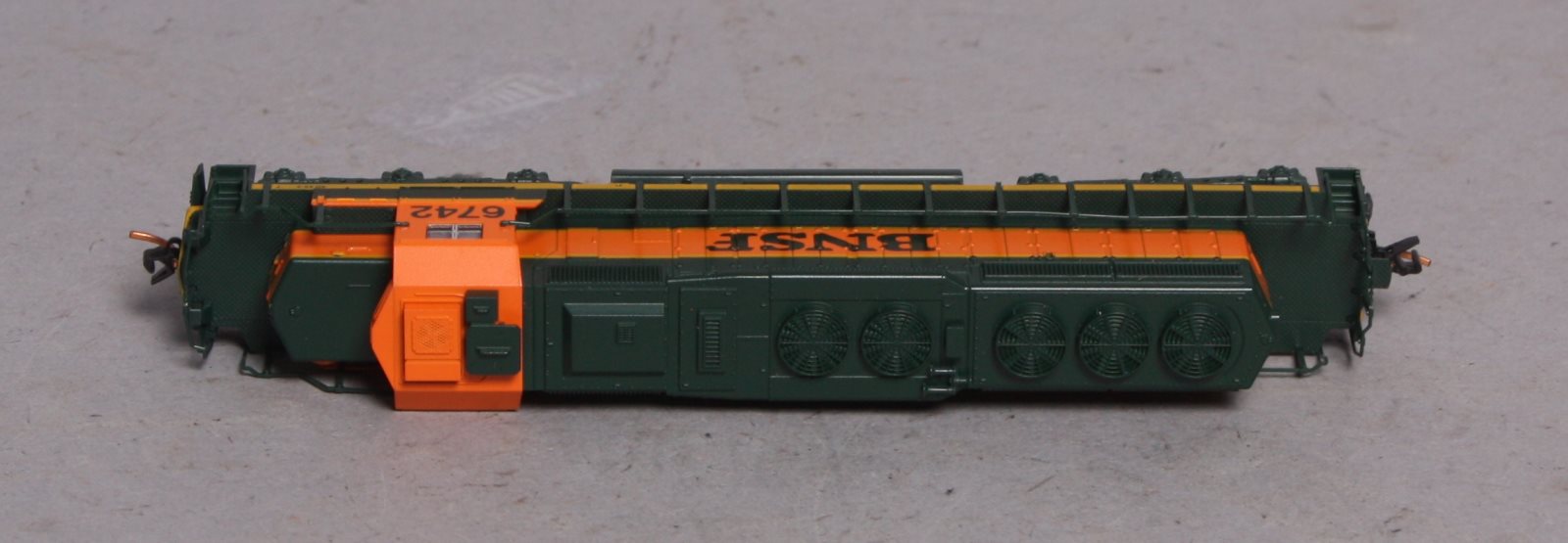 Kato 176-8203 N BNSF SD40-2 Diesel Locomotive #6742 – Trainz