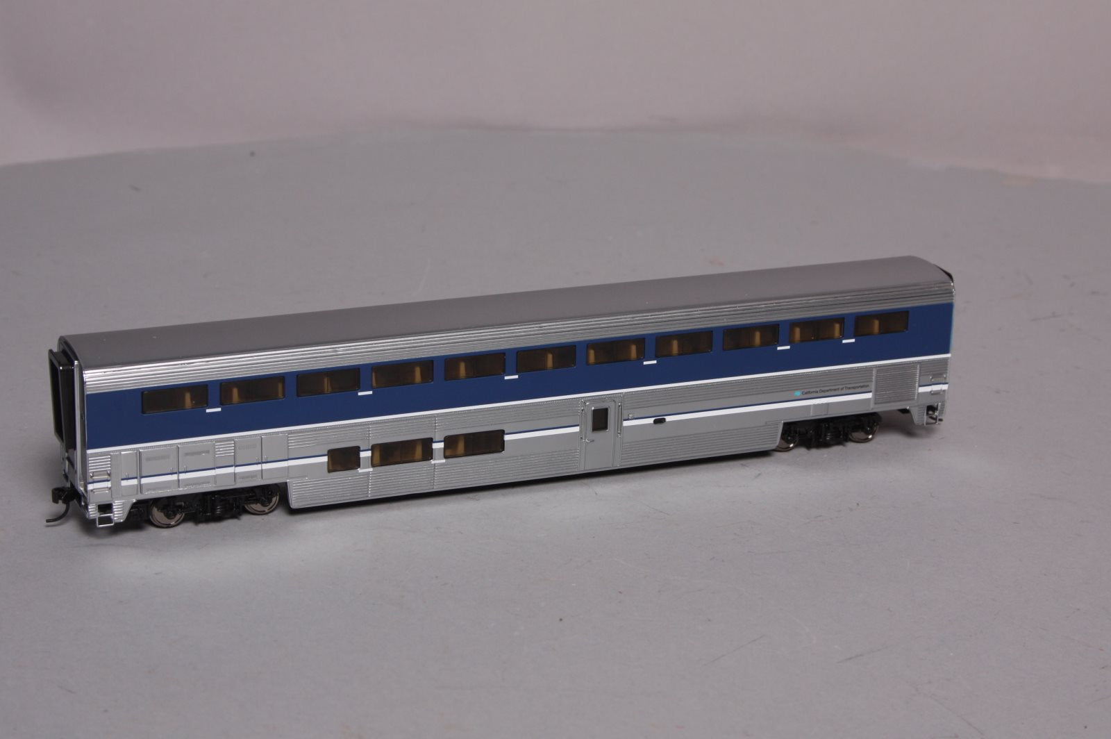 Walthers 932-16166 HO Scale Amtrak Surfliner Passenger Coach LN/Box