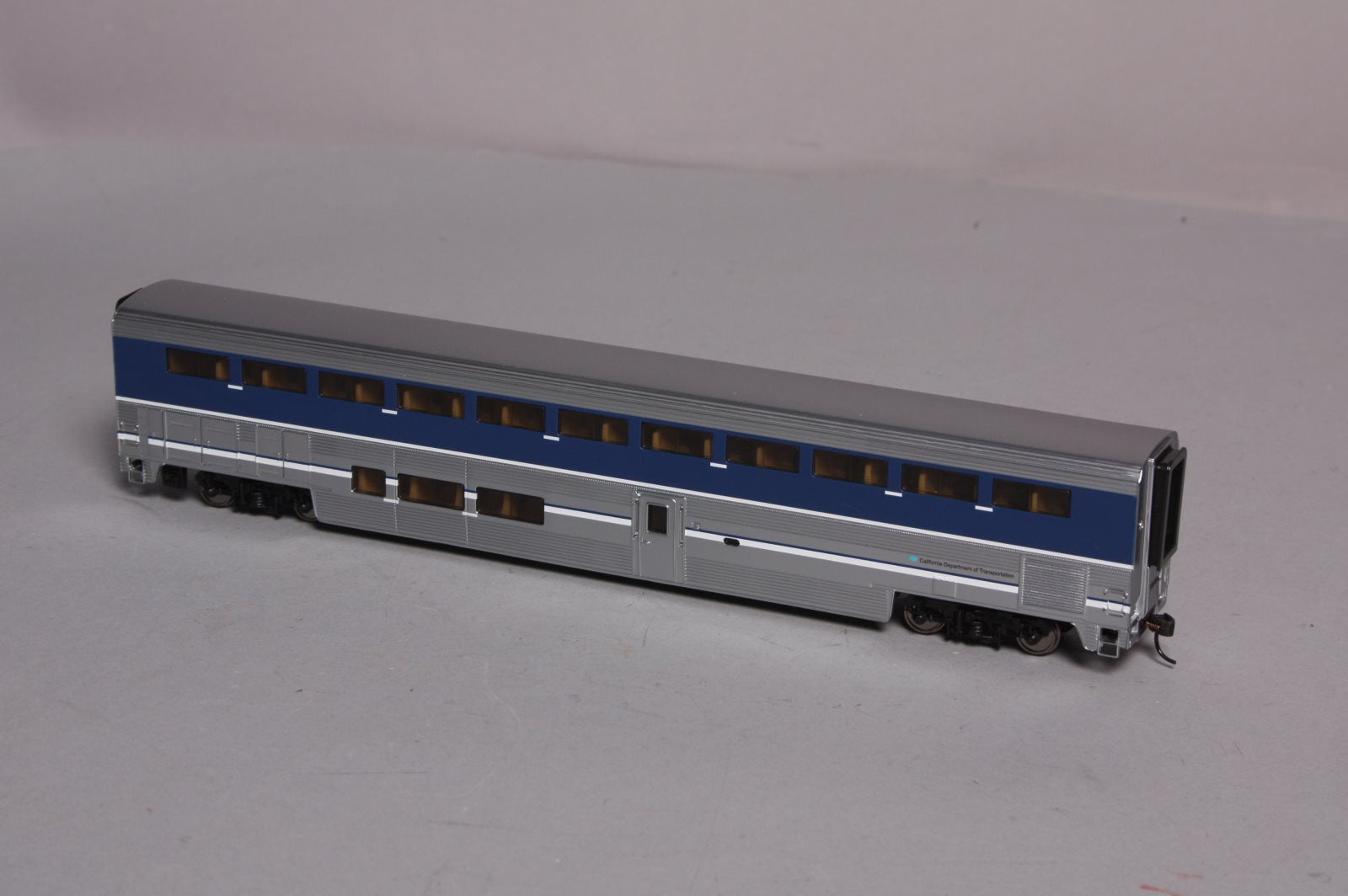 Walthers 932-16166 HO Scale Amtrak Surfliner Passenger Coach LN/Box