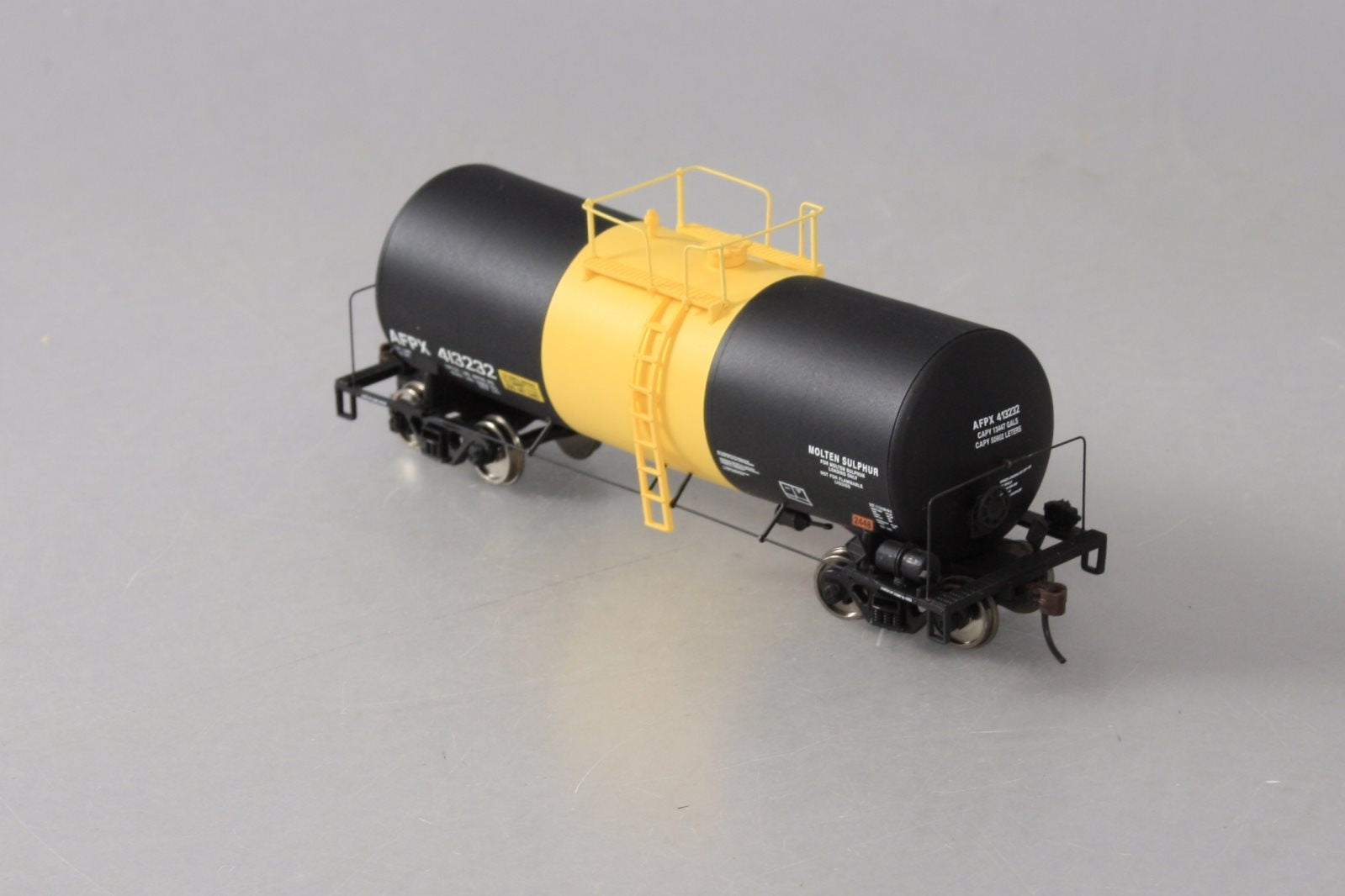 Walthers 932-7205 HO Allied Chemical UTLX 16k Gal. Funnel Flow Tank Car #413232 LN/Box
