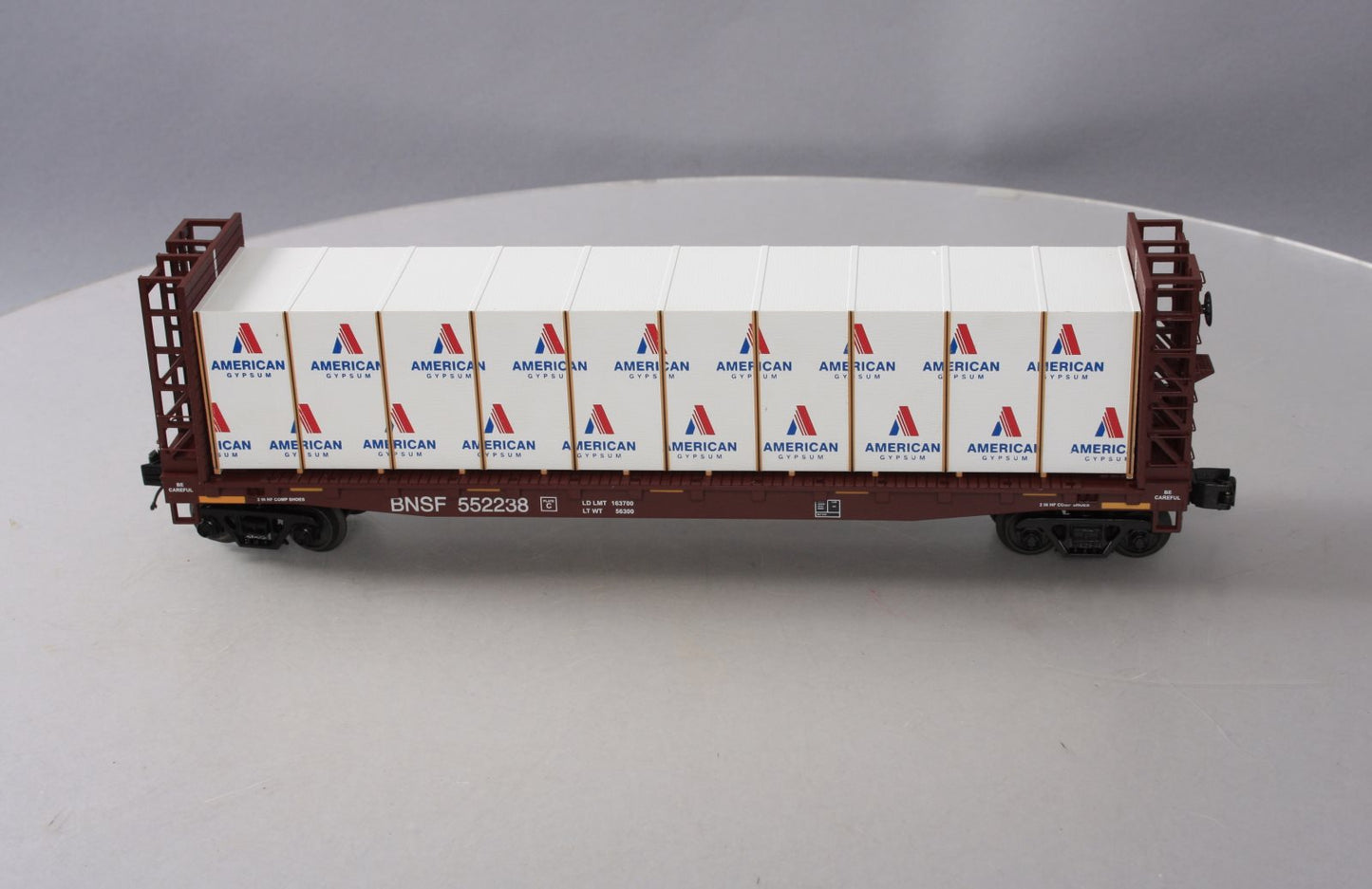 MTH 20-98659 BNSF Flat Car w/Bulkheads w/Covered Wood Load V2