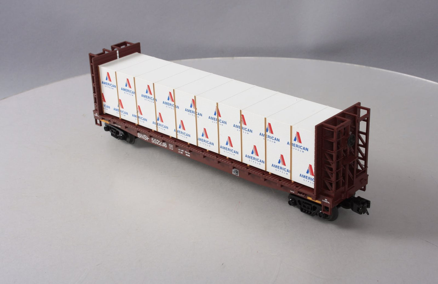 MTH 20-98659 BNSF Flat Car w/Bulkheads w/Covered Wood Load V2