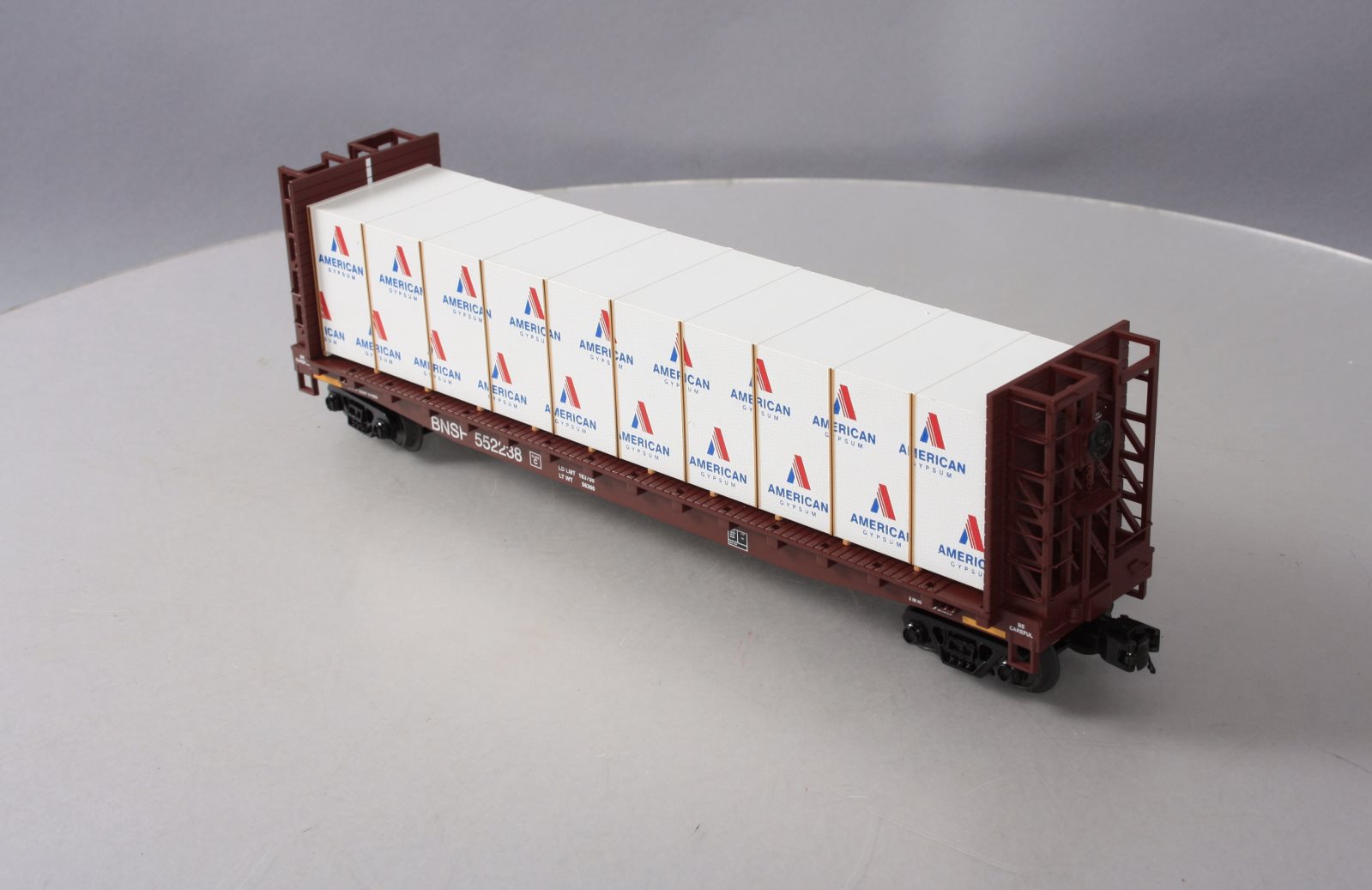MTH 20-98659 BNSF Flat Car w/Bulkheads w/Covered Wood Load V2