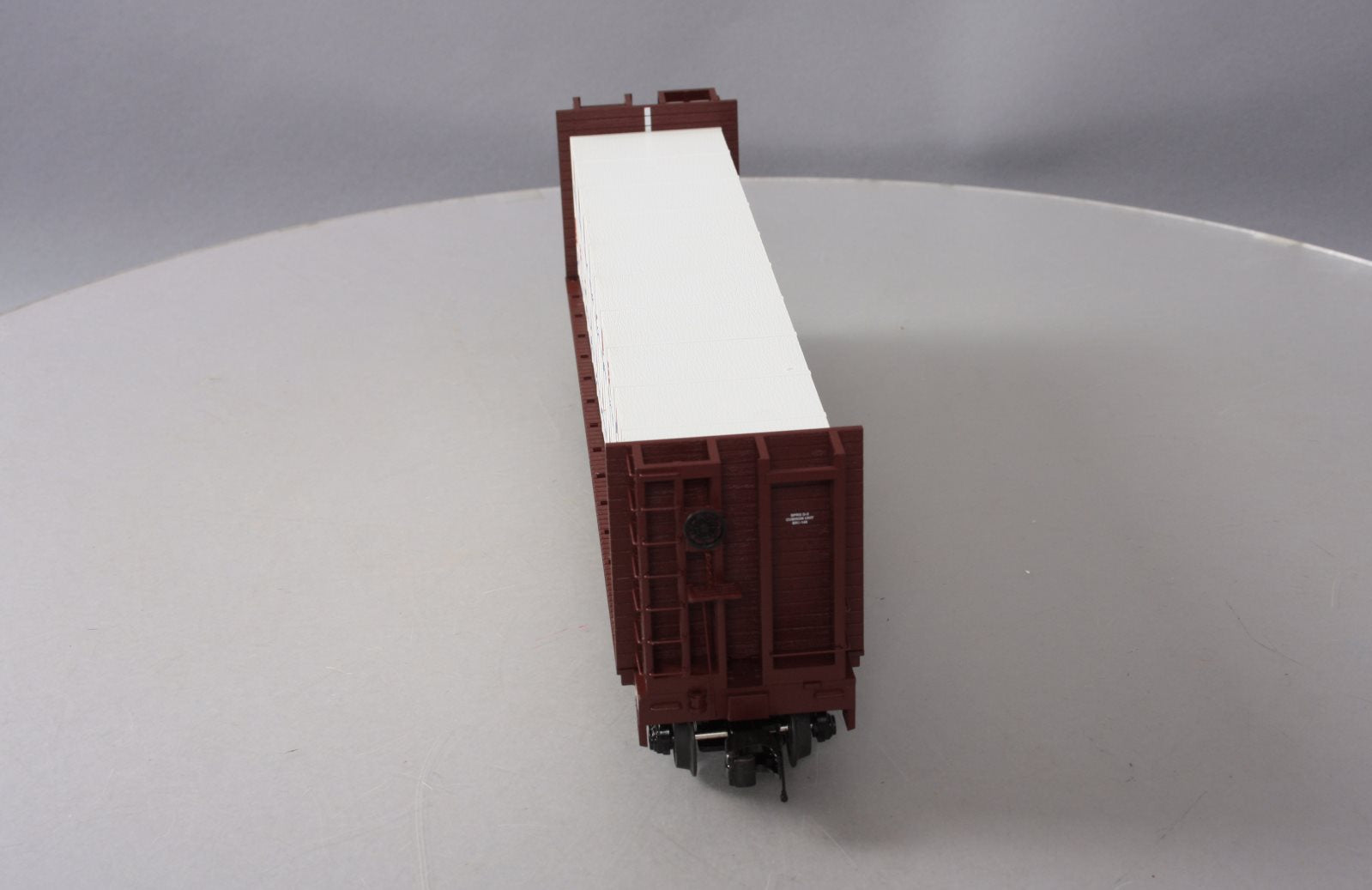 MTH 20-98659 BNSF Flat Car w/Bulkheads w/Covered Wood Load V2