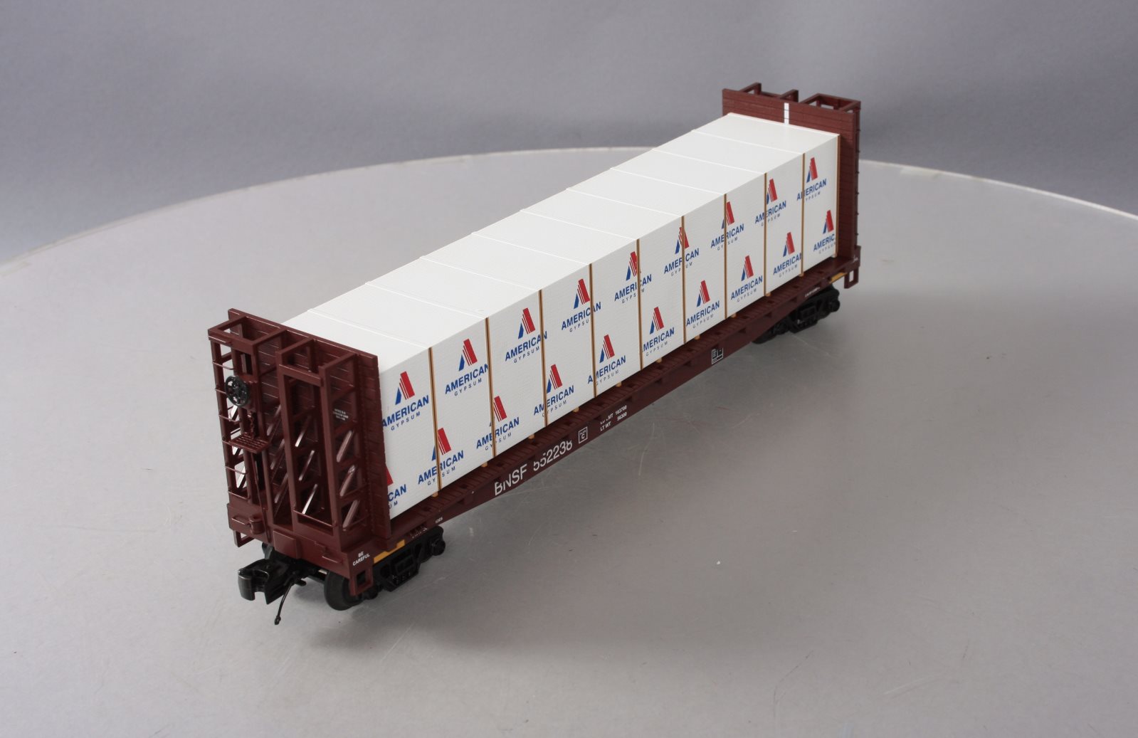 MTH 20-98659 BNSF Flat Car w/Bulkheads w/Covered Wood Load V2