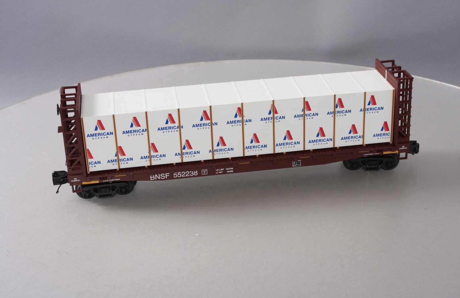 MTH 20-98659 BNSF Flat Car w/Bulkheads w/Covered Wood Load V2