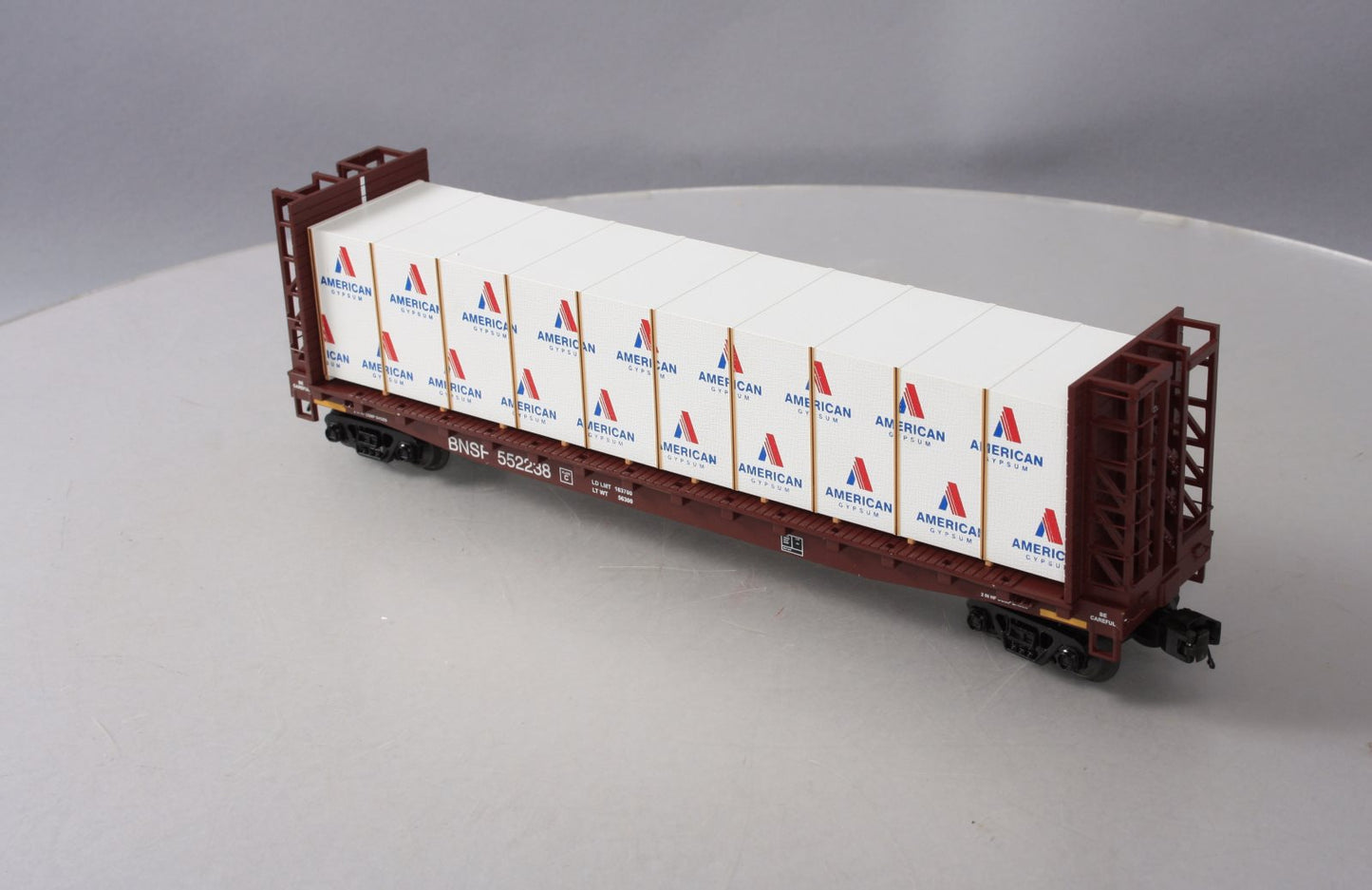 MTH 20-98659 BNSF Flat Car w/Bulkheads w/Covered Wood Load V2
