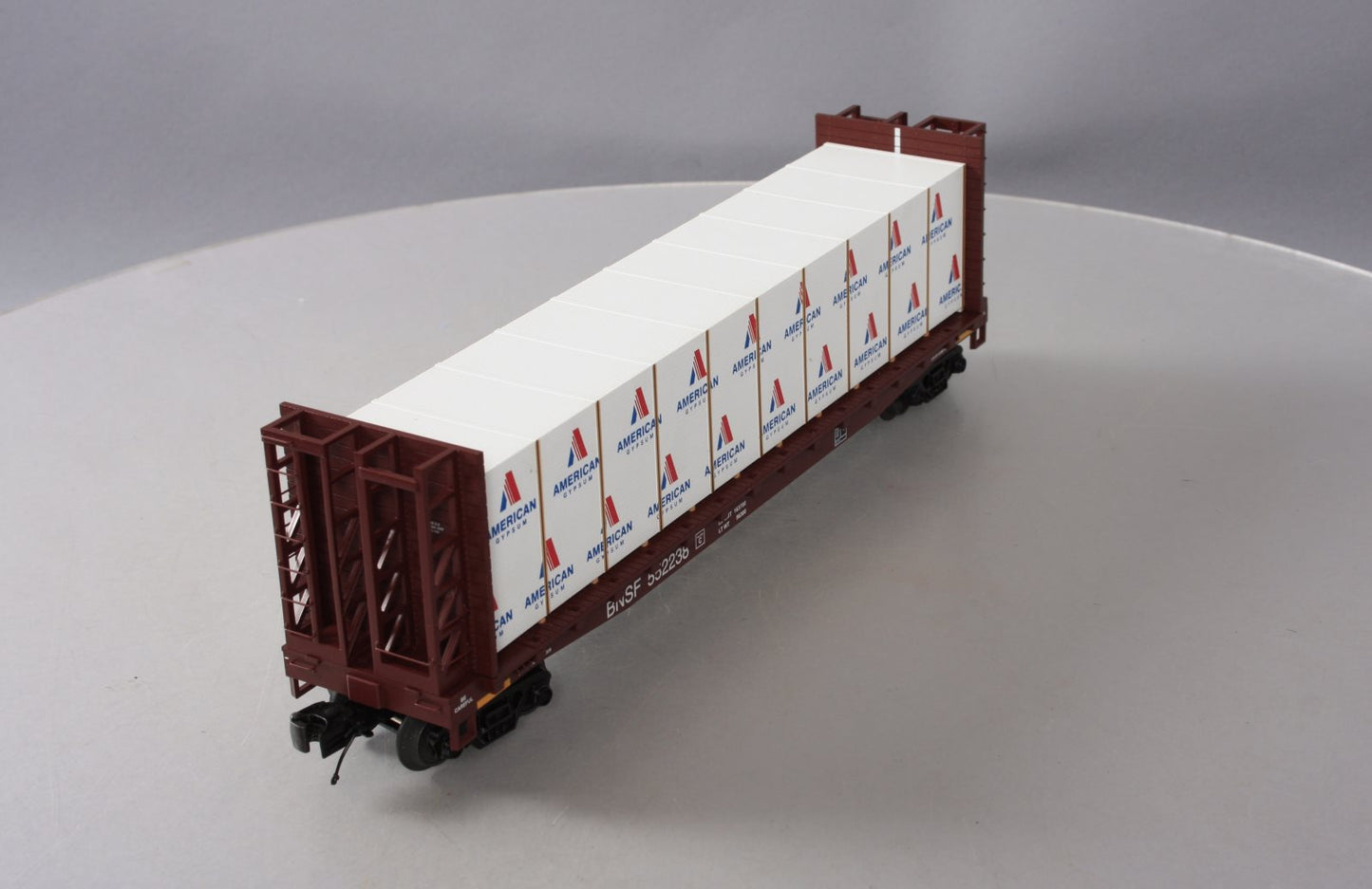 MTH 20-98659 BNSF Flat Car w/Bulkheads w/Covered Wood Load V2