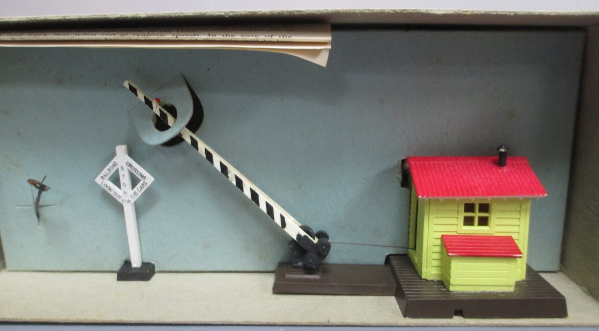 American Flyer 35212 Operating Crossing Gate & House EX/Box