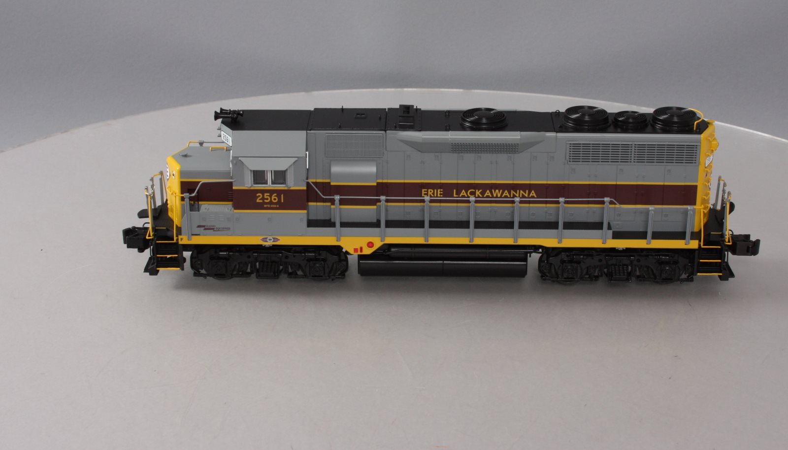 Lionel 6-38550 Erie Lackawanna GP35 Non-Powered Diesel Locomotive #2561
