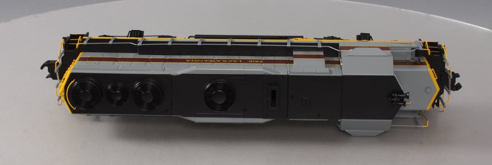Lionel 6-38550 Erie Lackawanna GP35 Non-Powered Diesel Locomotive #2561