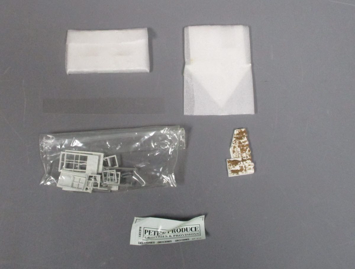 The Building & Structure S-112 S Scale Pete's Produce Building Kit